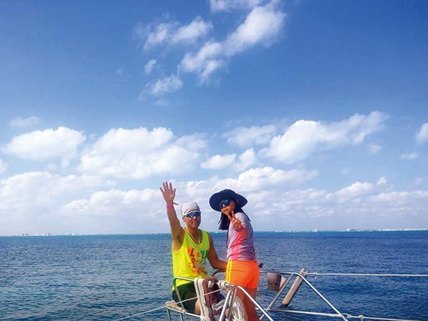 카리브해의 페리를 타고 여인의 섬으로 가는 중이다