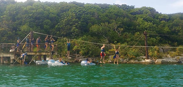 물 위를 가로지르는 집라인, 은근 재미있다