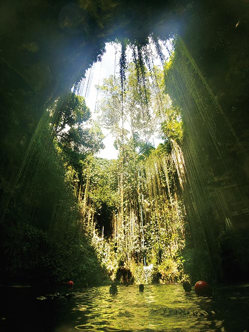 세노떼와 하늘에서 쏟아지는 빛이 신비로운 분위기를 자아낸다