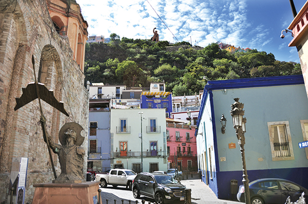 돈키호테일까,  저 멀리 삐삘라 동상이 보인다