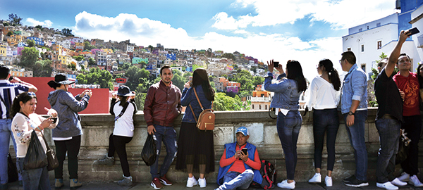 과나후아토 전경을 보고 있는 여행자들