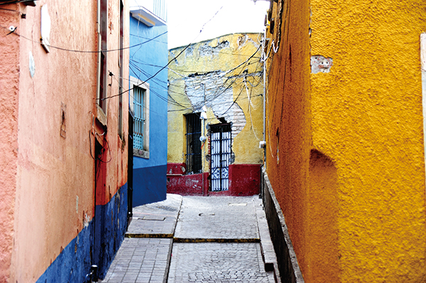 과나후아토는 멕시코임을 말하는 골목길