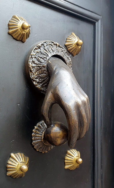 센스 넘치는 문 손잡이. 저 손을 한 번 잡아 볼까