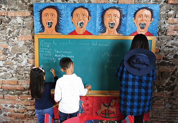 민주가 칠판에 글을 쓰고 있다.  ‘안녕’