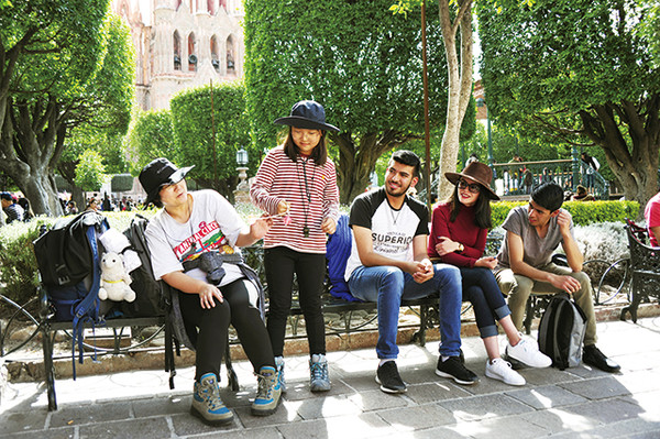 공원에서 만난 멕시코 청년들이 민주에게 장난감 사용법을 전수해주고 있다