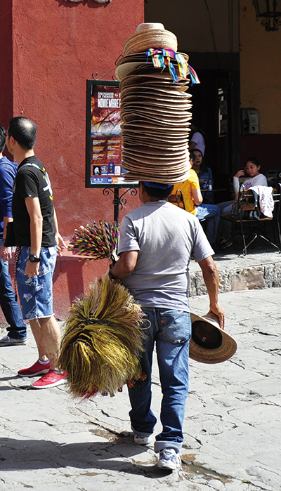 눈길을 끄는 모자 장수, 마치 서커스를 보는 듯하다