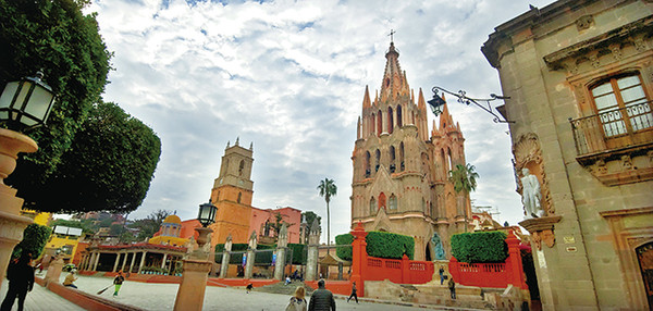 고딕 양식의 우뚝 선 성당은 산 미겔 어디에서 봐도 눈에 띈다