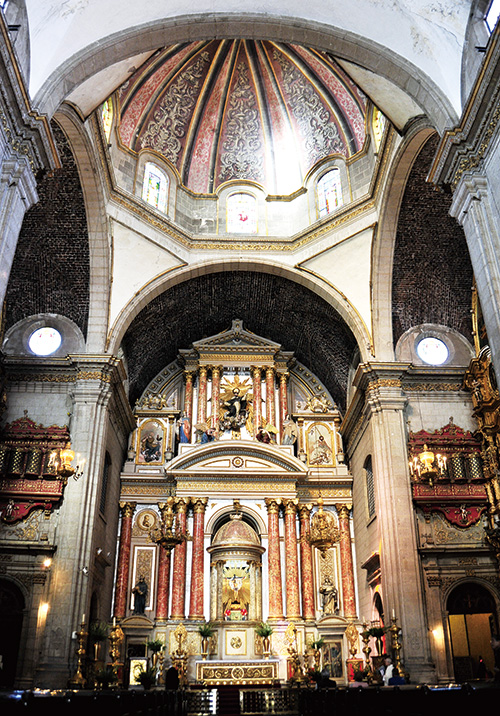 산토 도밍고 성당, 미사를 드리는 날은 아니어도 드문드문 기도를 하는 사람들이 있다