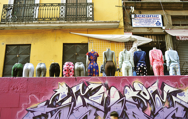 옷가게 마네킹도 예술이 되는 거리