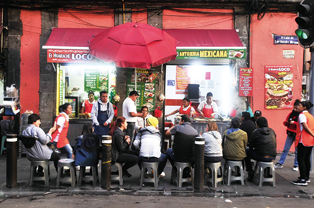 거리에서 타코를 즐기는 사람들