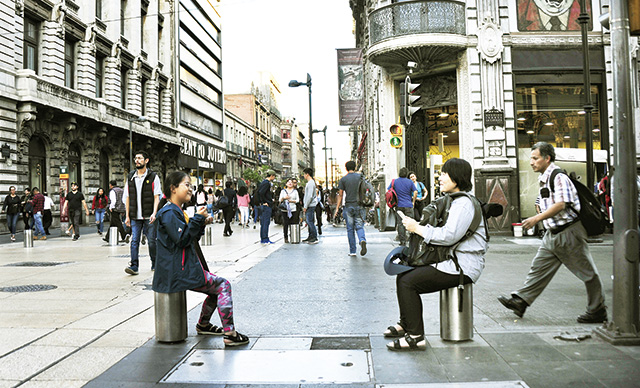 지치고 힘들 때는 앉을 수 있는 자리를 찾아 쉬면 된다