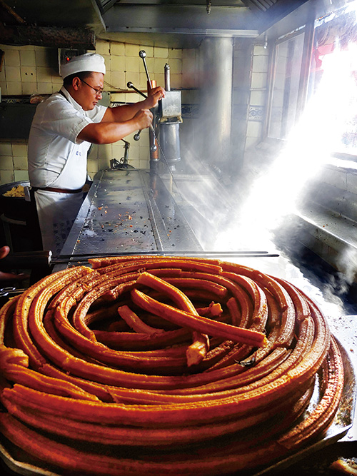 80년 전통을 자랑하는 츄러스. 그 크기에 압도당함