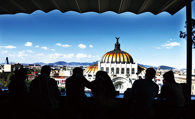 예술 궁전 건너편 카페에서 궁전을 감상 중인 사람들