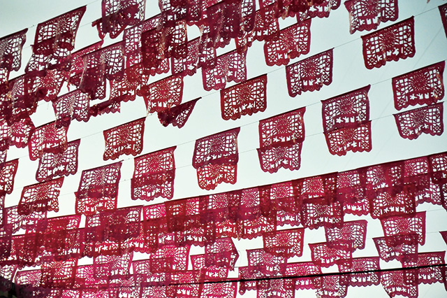 ‘죽은 자의 날’ 축제를 알리는 깃발을 곳곳에서 볼 수 있다