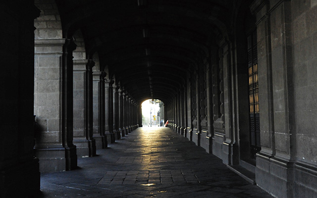 소깔로 광장 근처 건물의 회랑이 멋지다