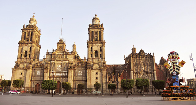 소깔로 광장 근처의 멕시코시티 메트로폴리탄 대성당이 눈길을 끈다