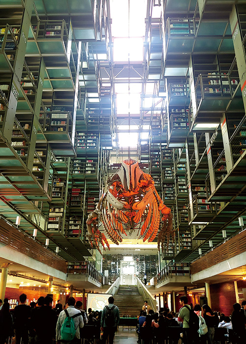 공룡의 뼈로 장식된 바스콘셀로스 도서관 내부. 이 도서관에서 공부가 될까