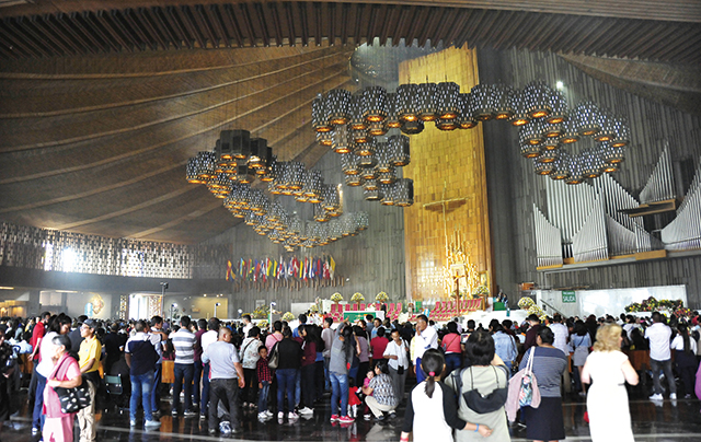 미사를 드리는 사람들과 구경하는 사람들, 십자가보다 더 시선을 끄는 샹들리에