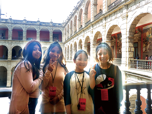 BTS의 나라에서 온 걸 알고, 사진을 찍자며 다가온 멕시코 청소년들