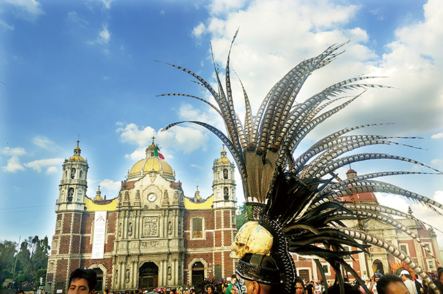 과달루페 성당과 인디오의 머리 장식이 묘한 대비를 이루고 있다