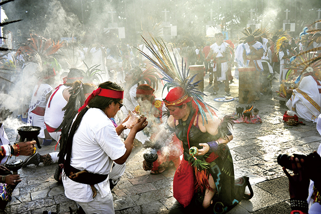 인디오들이 뿔고동을 불고, 연기를 피우며 그들만의 제사를 지내고 있다