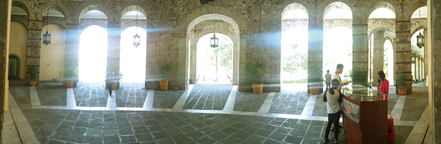 대통령궁의 회랑으로 빛이 쏟아져 들어오고 있다