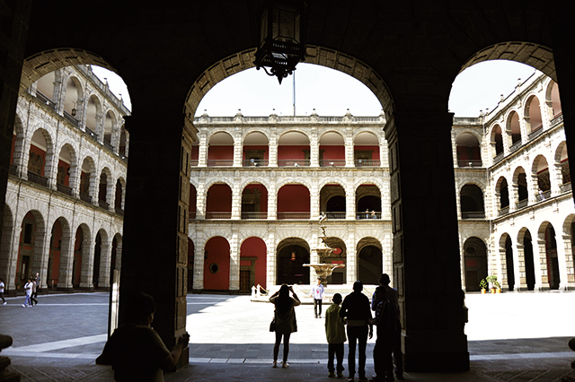 아즈텍제국의 왕궁이 있던 장소에 바로크 양식의 거물이 지어졌다