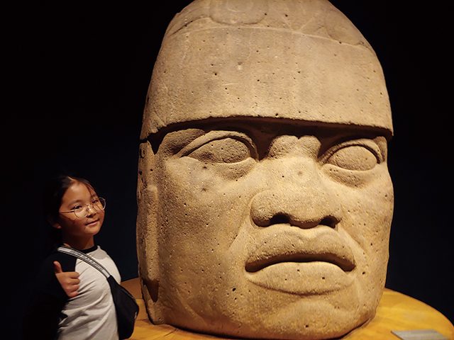 엄청난 크기의 두상이다. 만약 전신상이었다면 얼마 큰 조각상이었을까