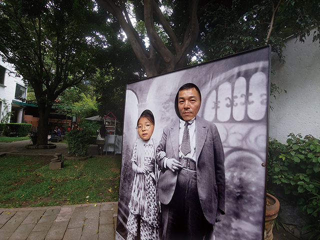 프리다 칼로와 디에고 리베라가 된 아이와 남편