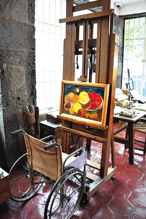 프리다 칼로의 휠체어와 이젤