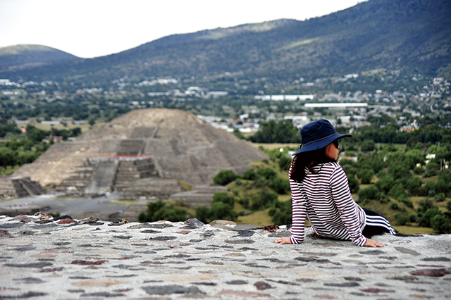 태양의 신전에서 광활한 들판을 보고 있는 아이, 멀리 달의 신전이 보인다