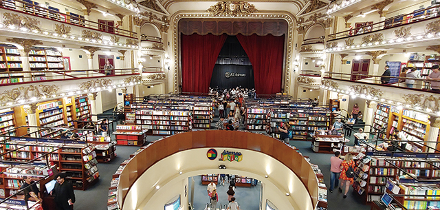 극장이었던 곳을 개조한 서점, 정면에 무대가 보인다