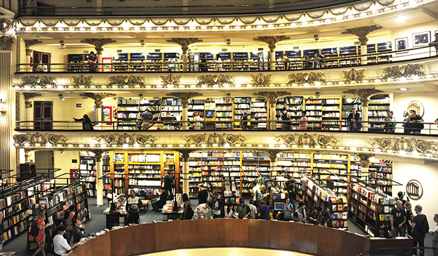 2층석 3층석이 있던 곳에도 책들이 있다