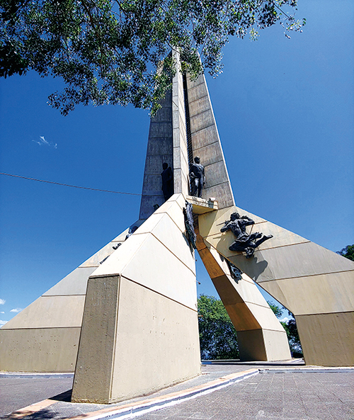 람바레 언덕의 정상에 있는 평화 승리 기념물