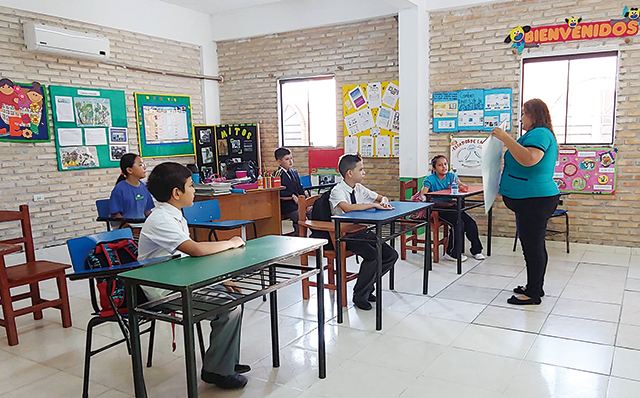 파라과이 학교에서 일주일간 학생체험 중인 아이