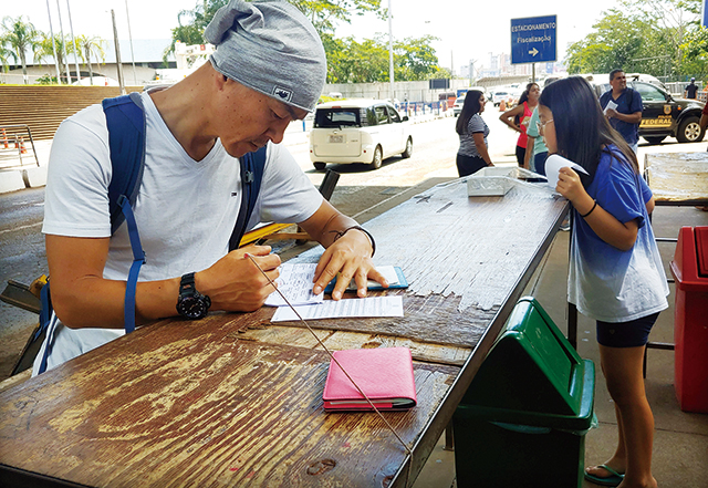 파라과이와 브라질 국경에서는 이렇게 길에서 입출국 확인서를 작성한다