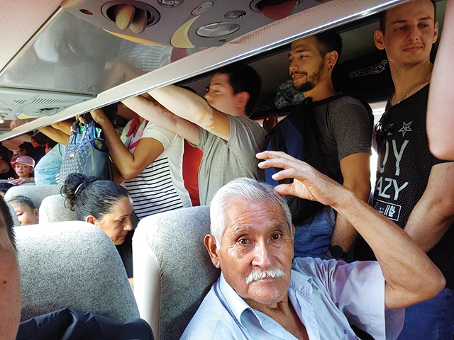 파라과이-브라질을 왕래하는 국경버스는 우리나라 완행버스 분위기다