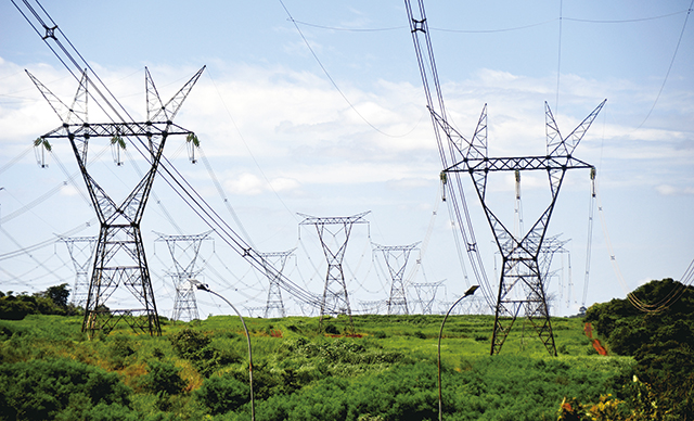 고압선로가 마치 조형물처럼 보인다
