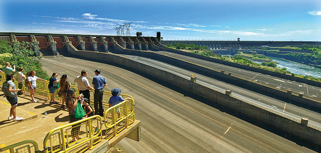 이타이푸 댐, 우기에 물을 방류할 때 장관일 듯