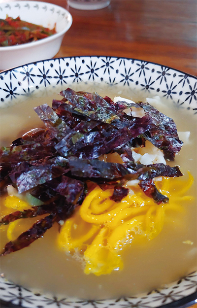 설날에는 떡국을. 파라과이에서 설을 맞은 우리는 리꼬님 댁에서 함께 떡국을 즐겼다