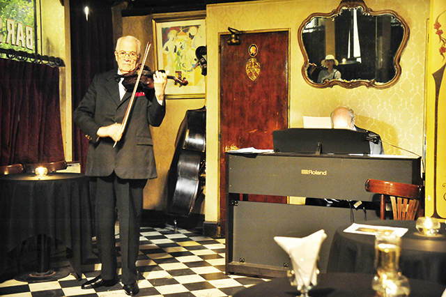 Bar Sur의 악사. 그의 표정과 연주는 화려하지 않으나 치명적이다