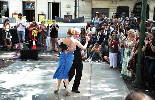 부에노스아이레스에서는 다리도 탱고를 춘다