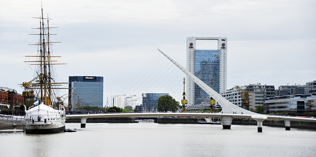 부에노스아이레스에서는 다리도 탱고를 춘다