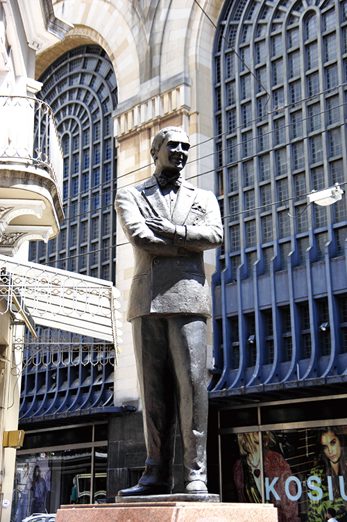 아르헨티나 탱고의 황제 카를로스 가르델의 동상