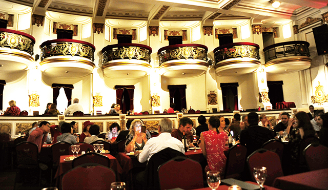 탱고공연장, 식사와 음료를 즐기며 탱고를 감상할 수 있다