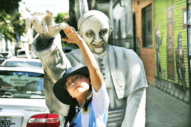 금단의 구역에 있는 프란체스코를 만나기 위해 철길을 건너갔다