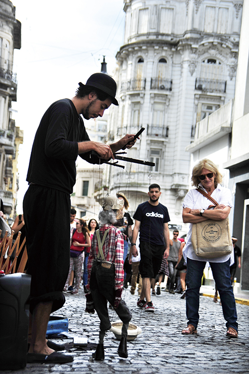 마리오네트 인형극 버스킹을 하는 거리의 예술가