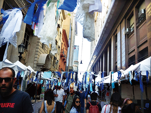 산텔모 벼룩시장, 아르헨티나를 연상시키는 하얀색과 푸른색 헝겊으로 장식한 깃발이 멋스럽다