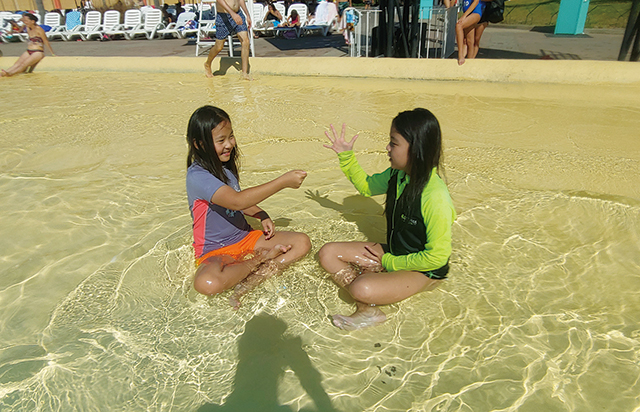 부에노스아이레스에서 친구를 사귀게 된 민주, 아이들을 위해 간 워터파크에서 둘의 추억이 쌓이고 있다