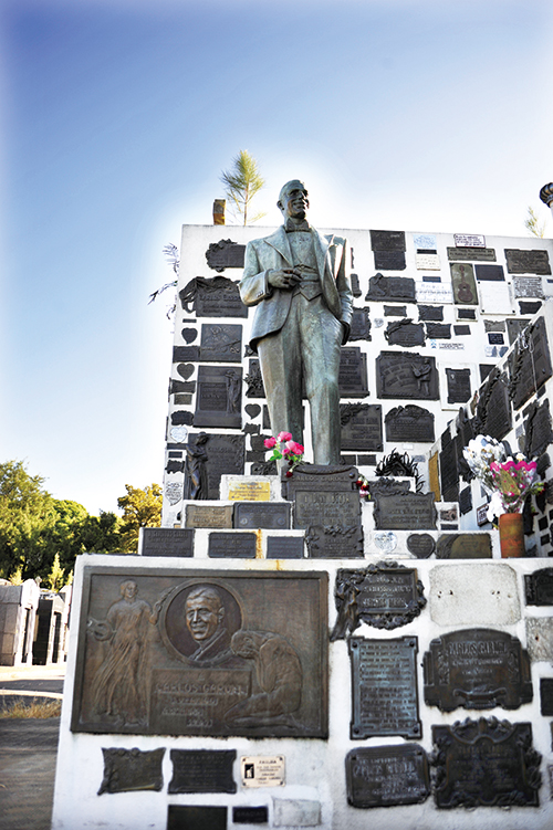 묘지문을 닫는 순간 사정사정하고 들어가 만난 가르델의 묘지